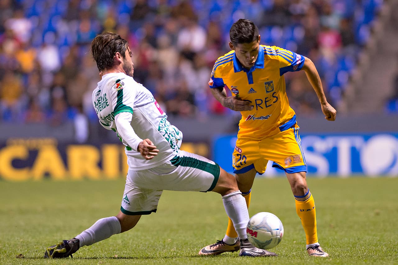Javier Aquino se lesionó durante el juego contra Jaguares.