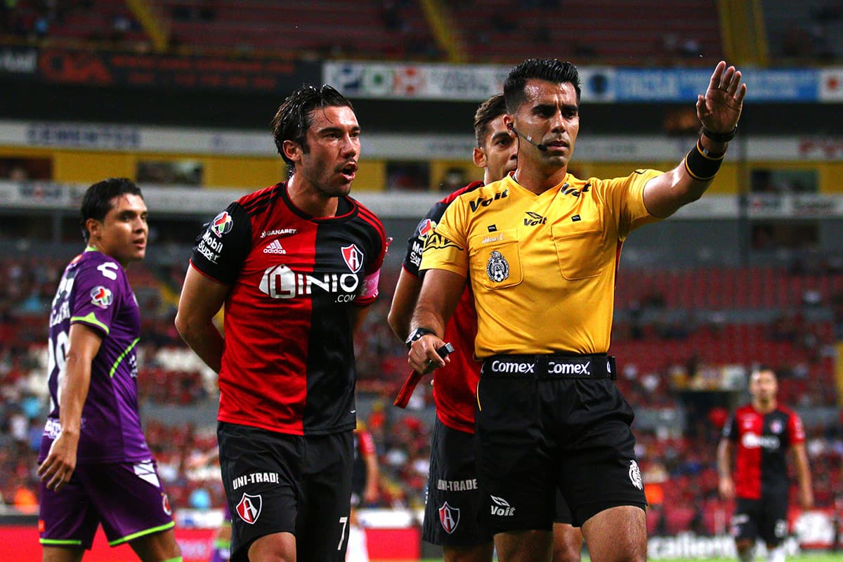 De nuevo el VAR ayudó al árbitro Adonai Acevedo a tomar una decisión trascendental, un penal a favor de Veracruz que terminó en el gol del chileno Bryan Carrasco a los 34'.