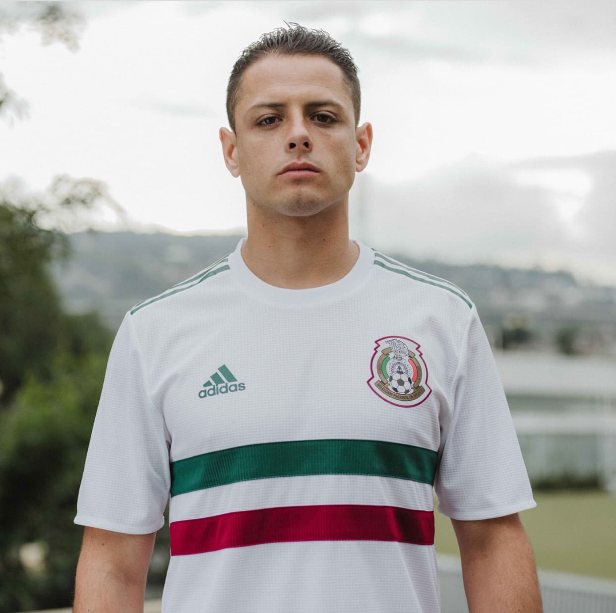 Después de muchas filtraciones, la playera alternativa del Tri se confirmó con color blanco y los colores de la bandera en el pecho.
