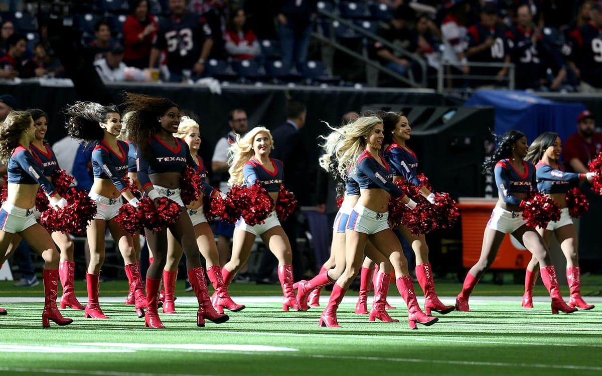 Ya en el campo las animadoras listas para apoyar a los Texans.