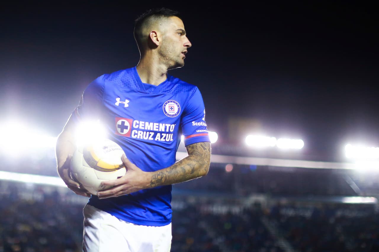 Edgar Méndez enciende la rivalidad del Cruz Azul-Pumas con una foto para Alejandro Arribas