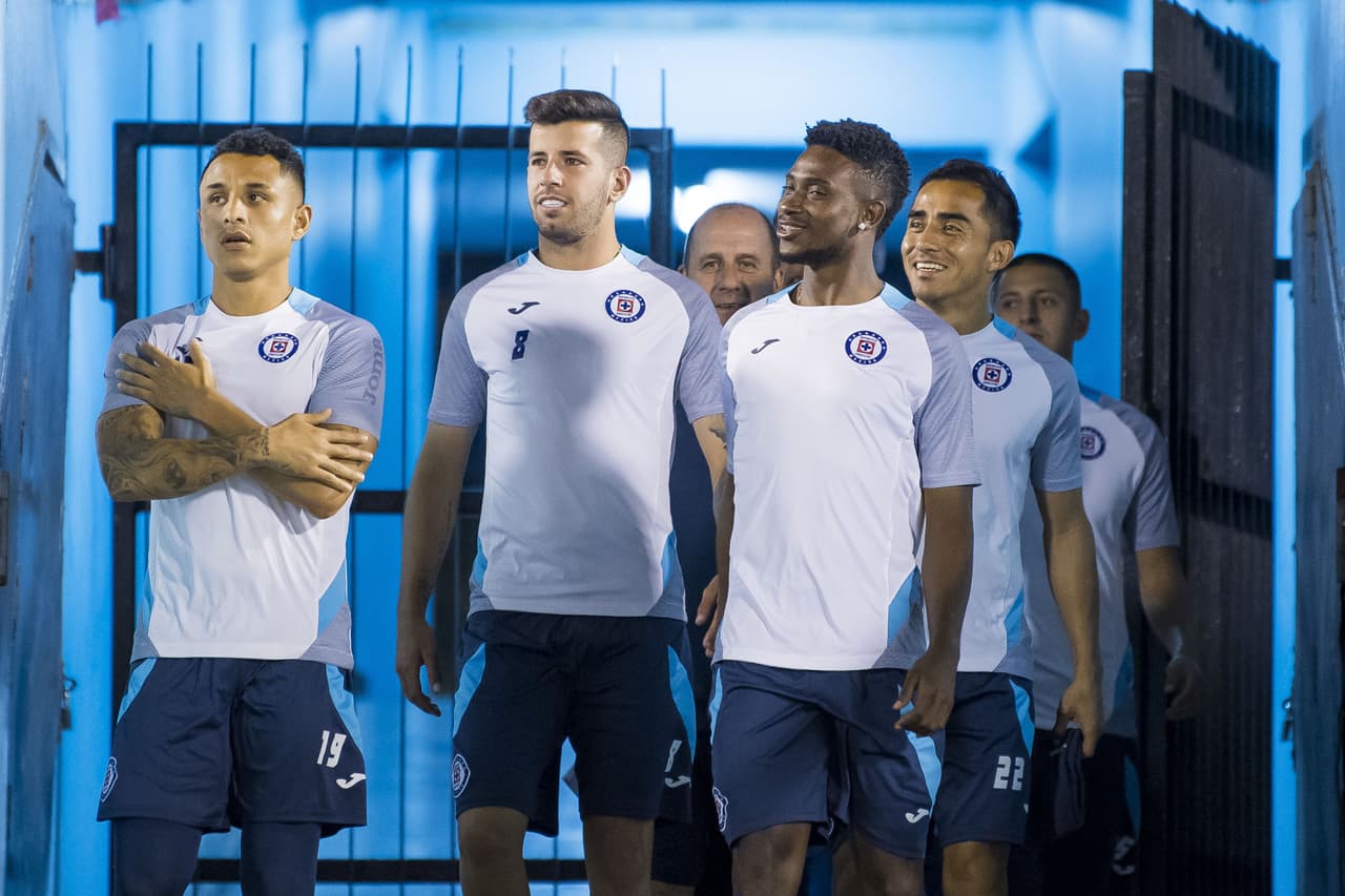 El resto del plantel sale al campo para reconocerlo y ejercitarse previo al choque de octavos de final contra el Portmore United.