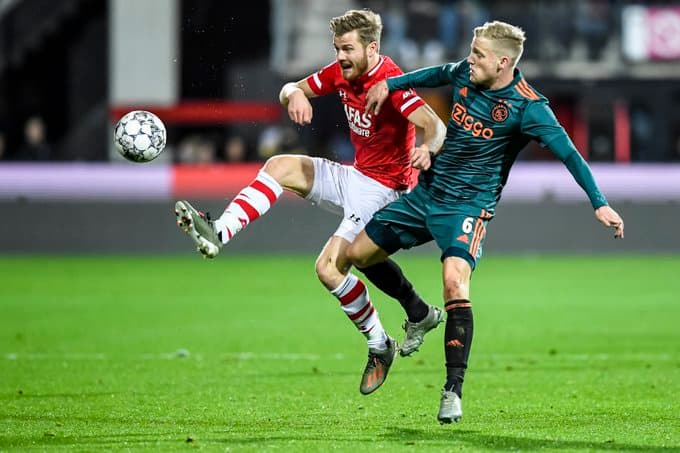 Edson Álvarez juega los 90 minutos en la derrota del Ajax 1-0 ante el AZ Alkmaar con gol de Boadu al minuto 90.