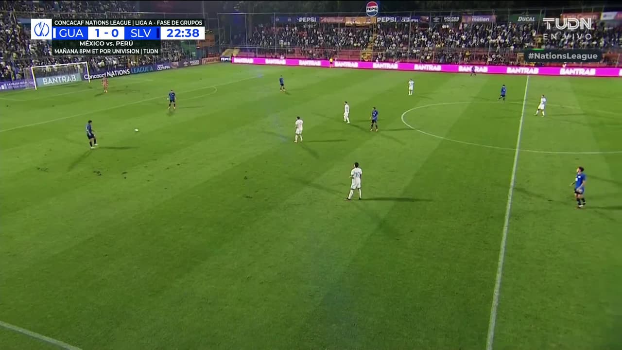 ¡CERCA! Óscar Santis disparó que se estrella en el poste.