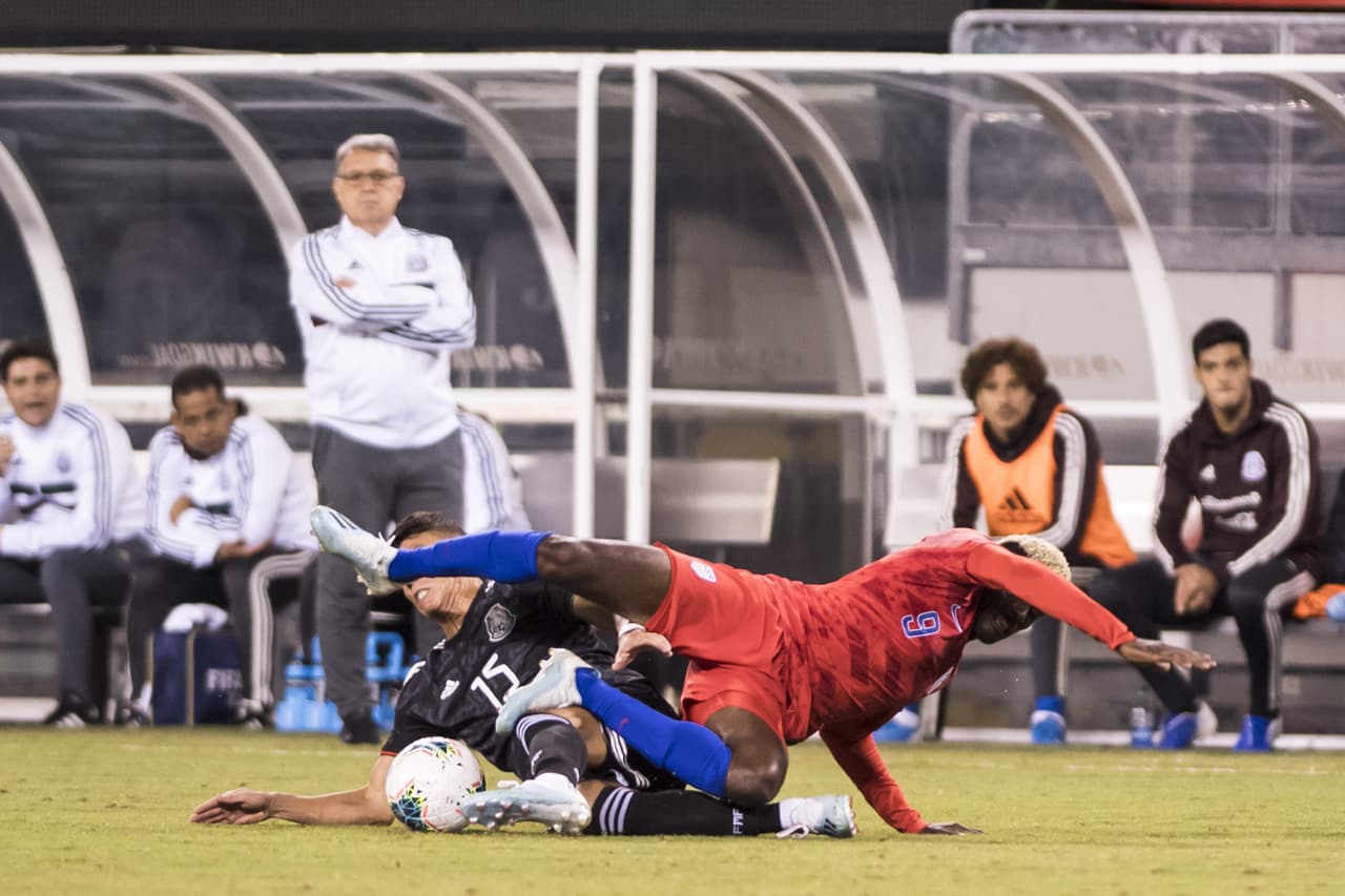 Con goles de Chicharito Hernández, Érick Gutiérrez y Uriel Antuna, México vence 3-0 al equipo de las barras y las estrellas; Orozco atajó un penal.