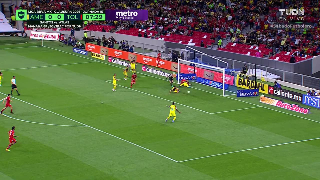 ¡CERCA! Nicolás Castro disparó que se estrella en el poste.