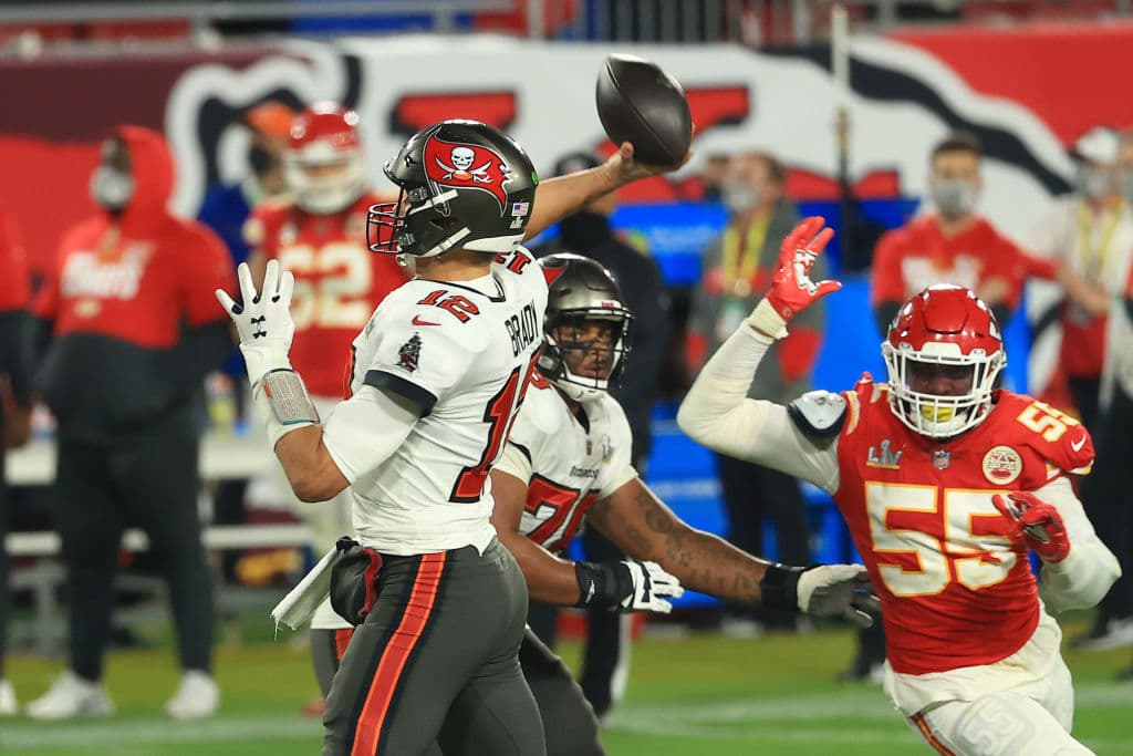 La defensa de los Tampa Bay deja a Patrick Mahomes sin pase de anotación y con dos intercepciones en la arrolladora victoria de los Buccaneers 9-31 sobre los Kansas City Chiefs. Tom Brady demuestra porque es el mejor y con tres pases de anotación y sin intercepciones consigue su séptimo anillo de Super Bowl.