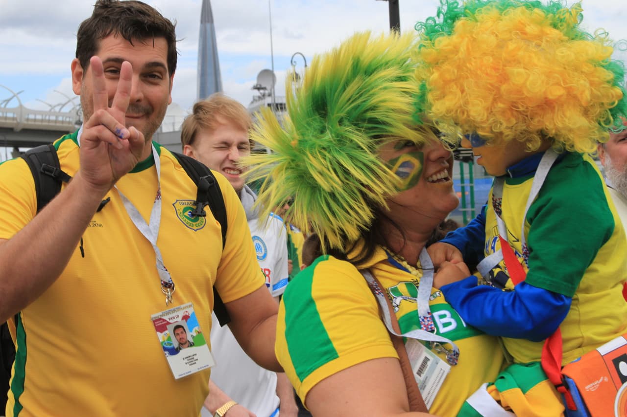 El colorido y el entusiasmo se apoderó de San Petersburgo en medio de la fiesta de los fanáticos de Brasil y Costa Rica por el segundo partido para cada uno en el grupo E del Mundial Rusia 2018.