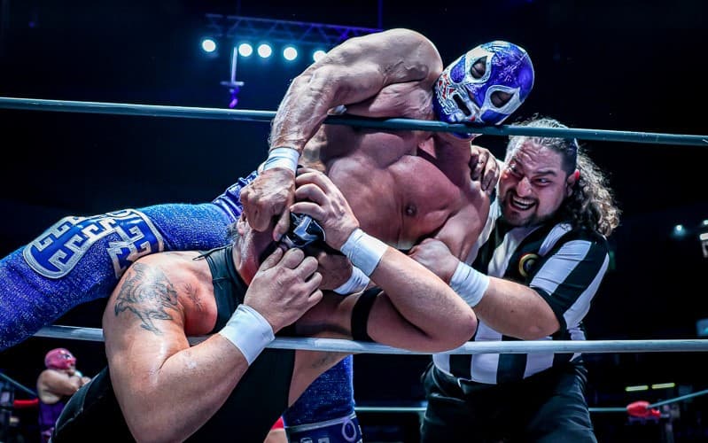 Canek intenta despojar de su máscara al Rayo de Jalisco