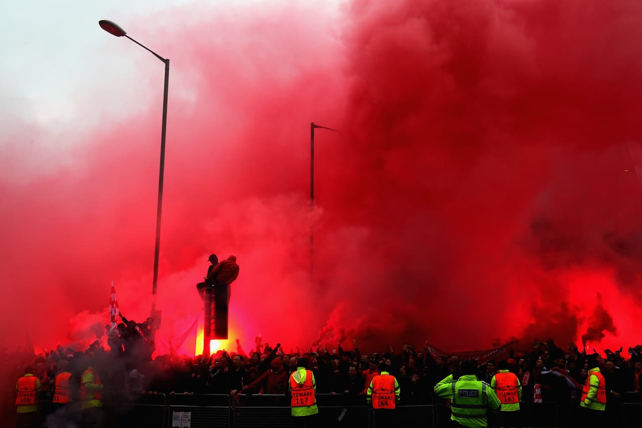El cielo se vistió de fiesta en las calles de Liverpool, que con la presencia de los hinchas del equipo tuvieron la alegría previa al partido de ida de las semifinales de Champions League contra Roma.