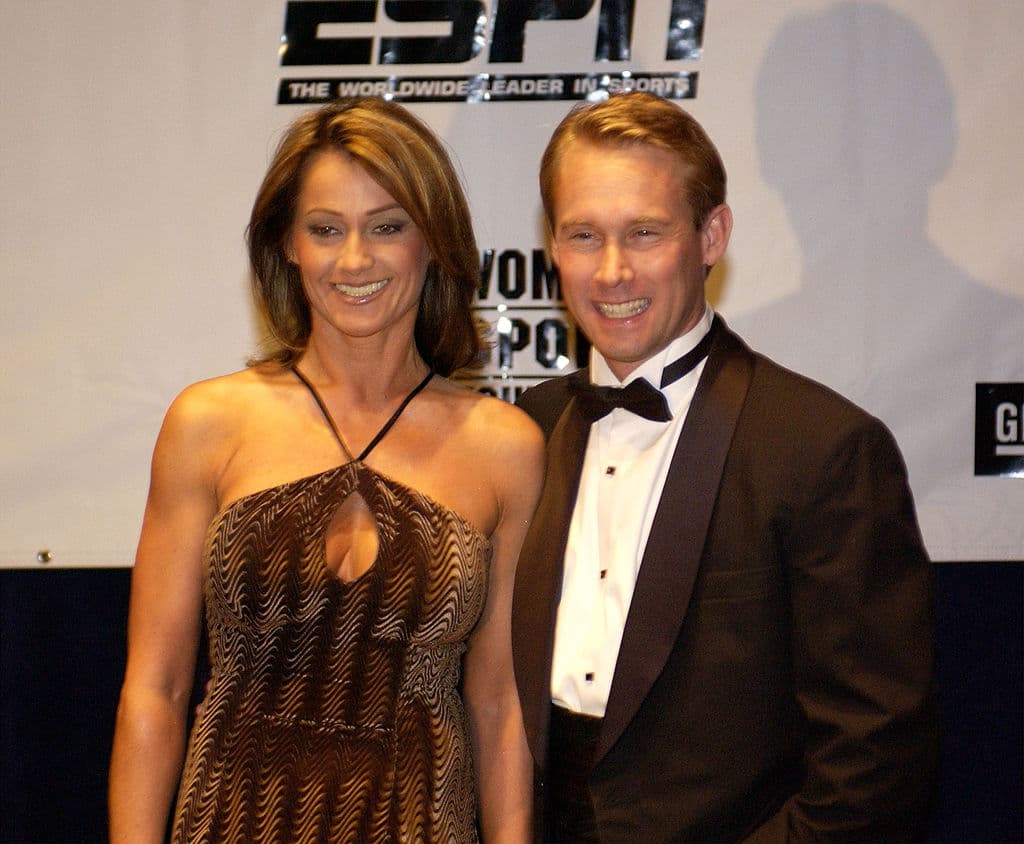 Los exgimnastas 
<b>Nadia Comaneci</b> y 
<b>Bart Conner</b> son una pareja que data de hace ya varias décadas. La autora de los primeros 10 perfectos en la historia de la gimnasia y el ganador de dos medallas de oro en los boicoteados Juegos Olímpicos de 1984 se casaron en 1996, más de 20 años después de su primer encuentro, cuando ambos ganaron una competencia en el Madison Square Garden y, durante la ceremonia de entrega del trofeo, un fotógrafo le dijo a Conner (de entonces 17 años) que le diera a Comaneci (de 14) un "adorable" beso en la mejilla.