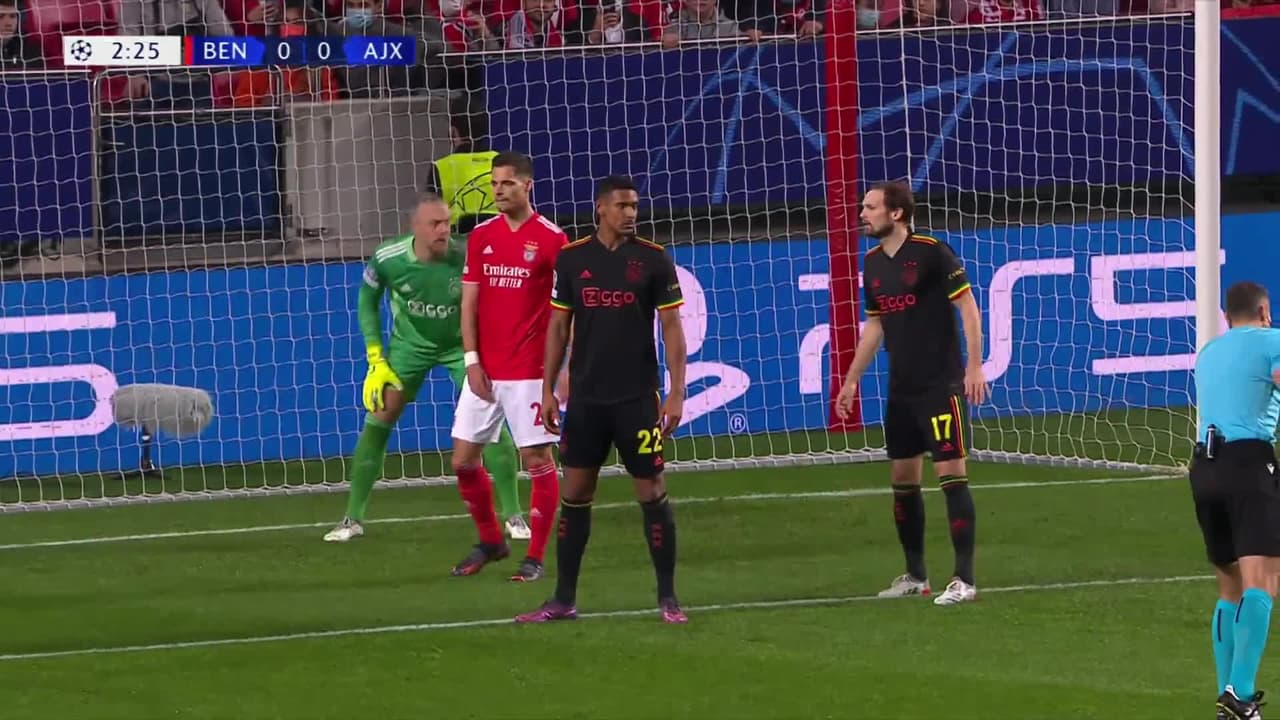 ¡TIRO ATAJADO! disparo por Jan Vertonghen.