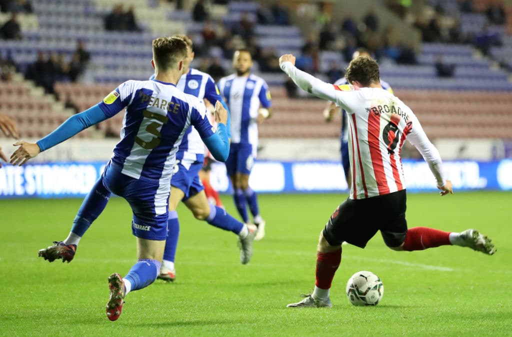 Sunderland derrota 2-0 a Wigan con goles de Nathan Broadhead y Luke O'Nien, durante los Octavos de Final de la EFL Cup.