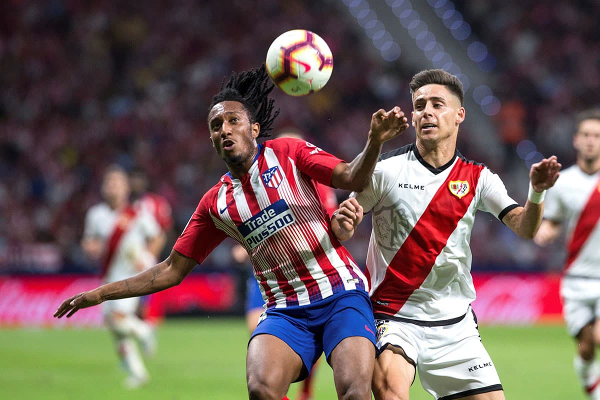 El delantero portugués Gelson Martins (izquierda) disputa el balón ante el centrocampista del Rayo Vallecano, Álex Moreno (derecha).