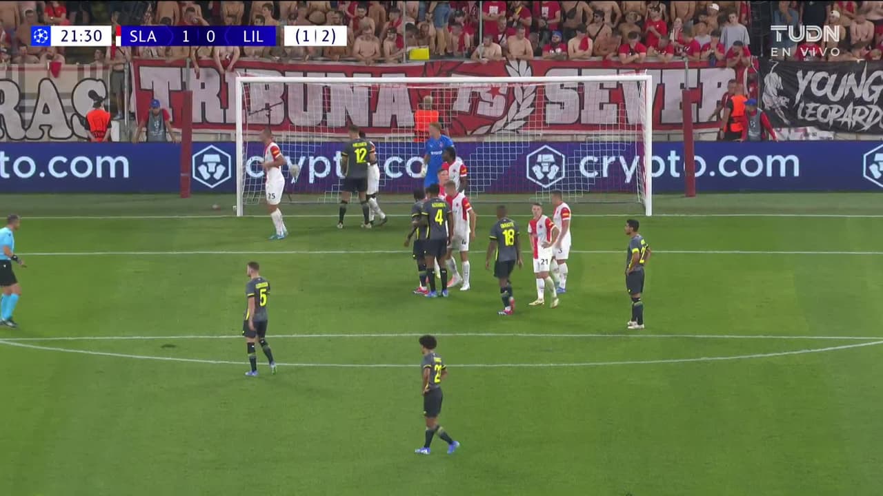 ¡TIRO ATAJADO! disparo por Hákon Haraldsson.