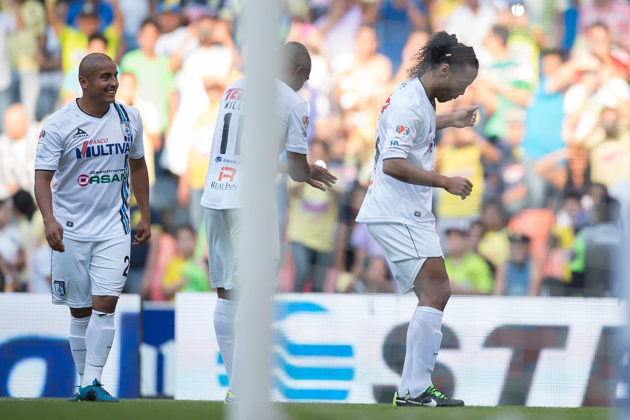 <b>¡Comenzó la fiesta!</b>
<br>Fiel a uno de sus festejos, Ronaldo de Asis Moreira se dejó consentir con la aafición que, a pesar de ser rivales, aplaudieron y fotografiaron al brasileño.