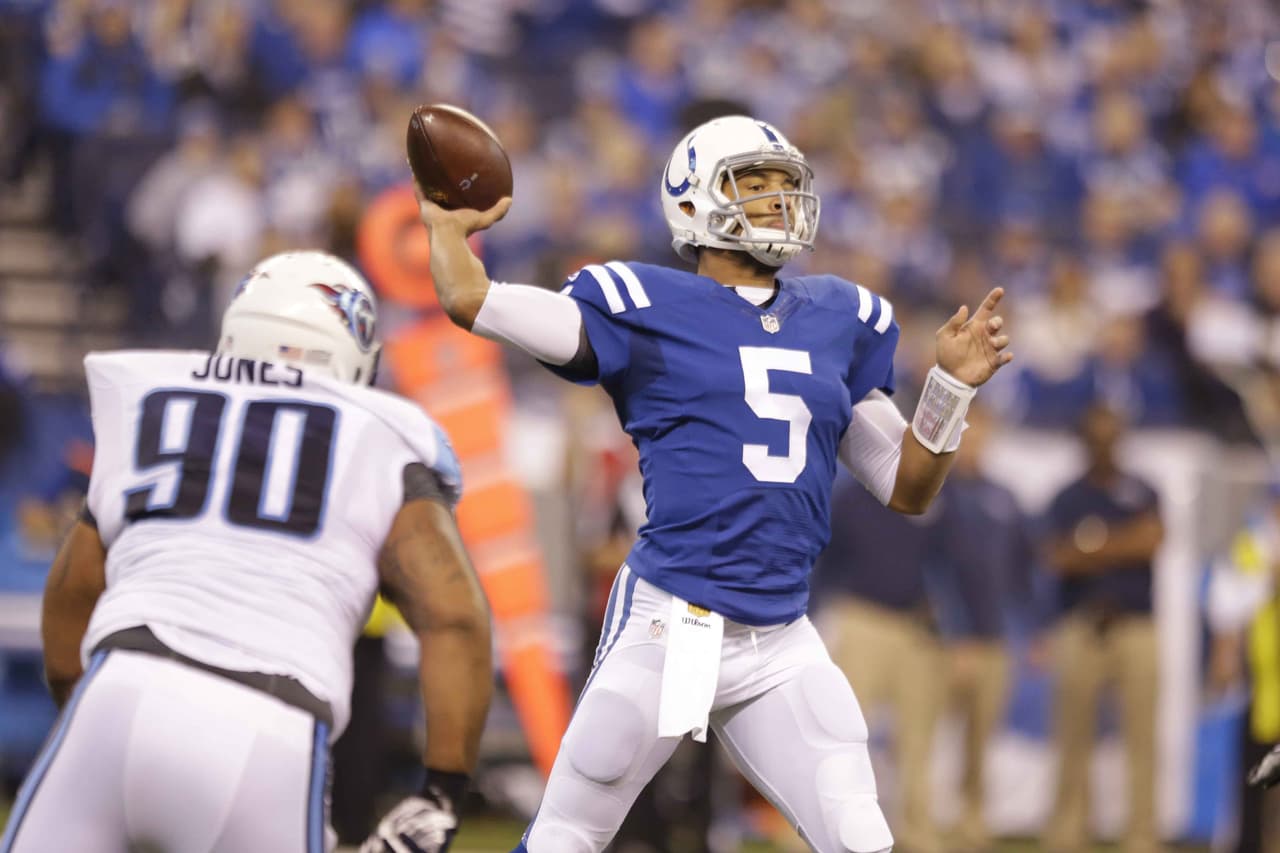 Josh Freeman fue el quarterback titular de los Colts que cerraron la temporada venciendo 30-24 a los Titans pero quedaron eliminados de los playoffs, Tennessee tendrá el primer pick del próximo Draft.