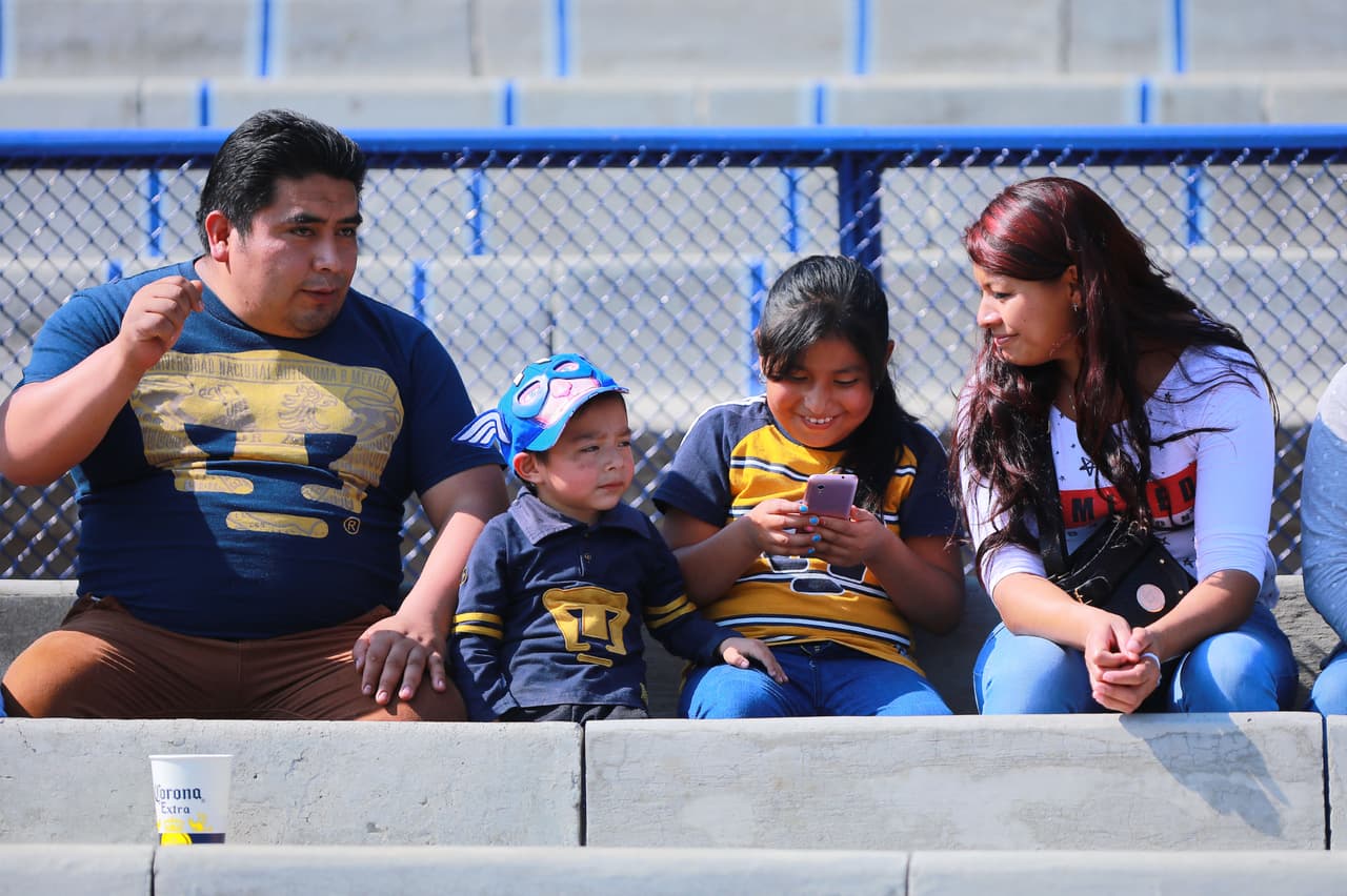 Los fanáticos le dieron un color diferente en las tribunas para el partido entre Pumas y Veracruz en el estadio Olímpico Universitario en la Jornada 1 del Clausura 2019 en la Liga MX.