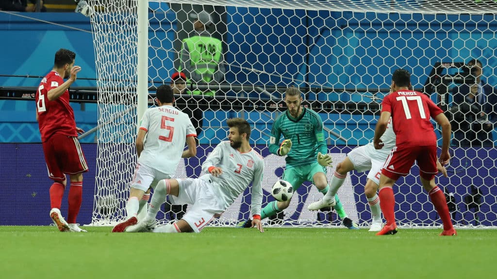 Minutos más tarde, y obligado por las circunstancias, Irán se lanzó con todo al frente buscando empatar el juego. Y Ezatolahi (6) conecta en el área en un centro y mandó el balón al fondo de la red.