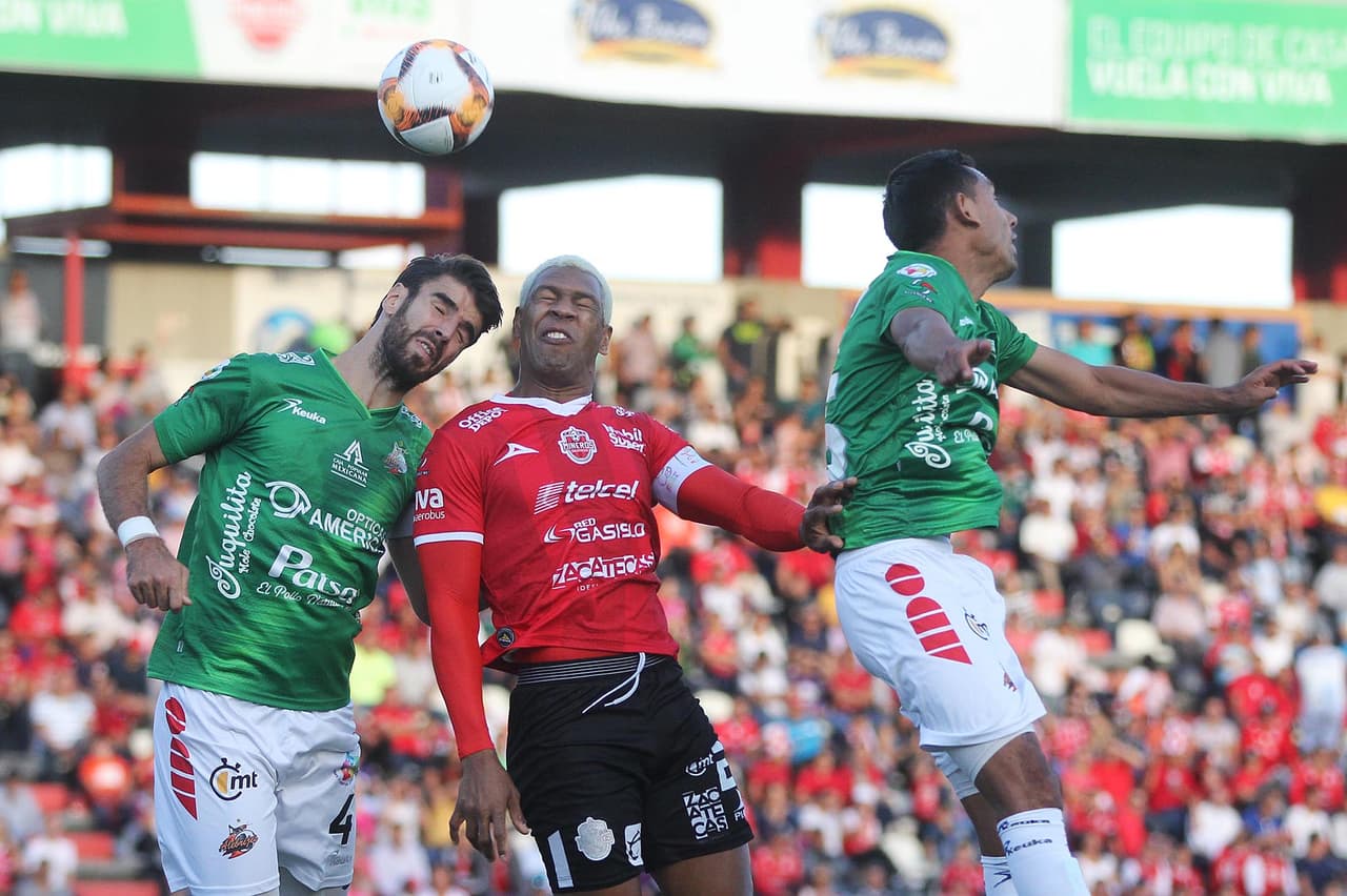 El esférico fue muy peleado en todos los sectores del campo pero la anotación se negaba.