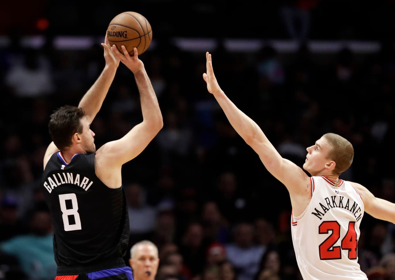 El italiano Danilo Gallinari (izquierda) fue el máximo anotador de los Clippers con un total de 27 puntos en Staples Center.