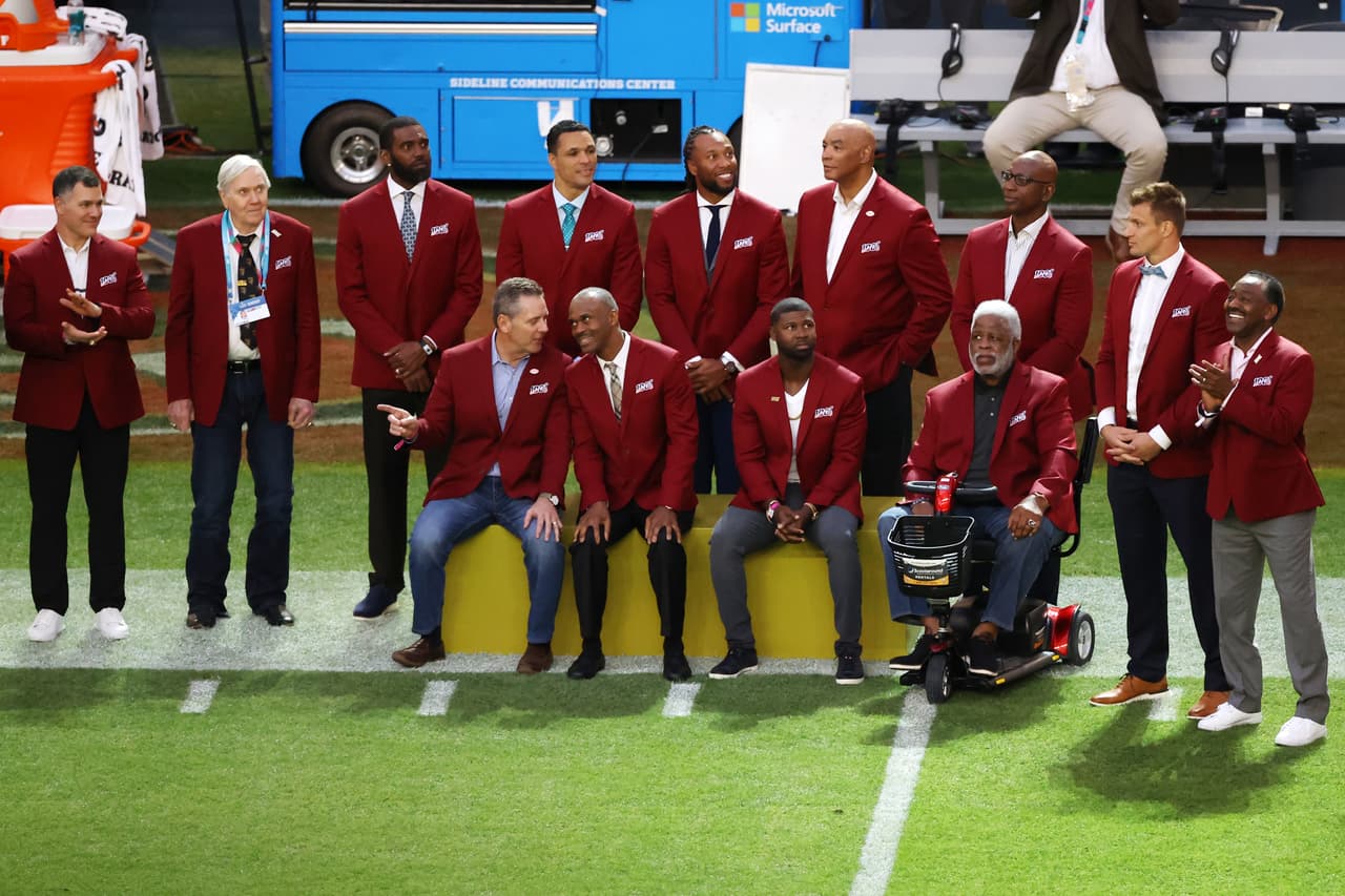 La NFL honra a sus jugadores históricos previo al kickoff del Super Bowl
