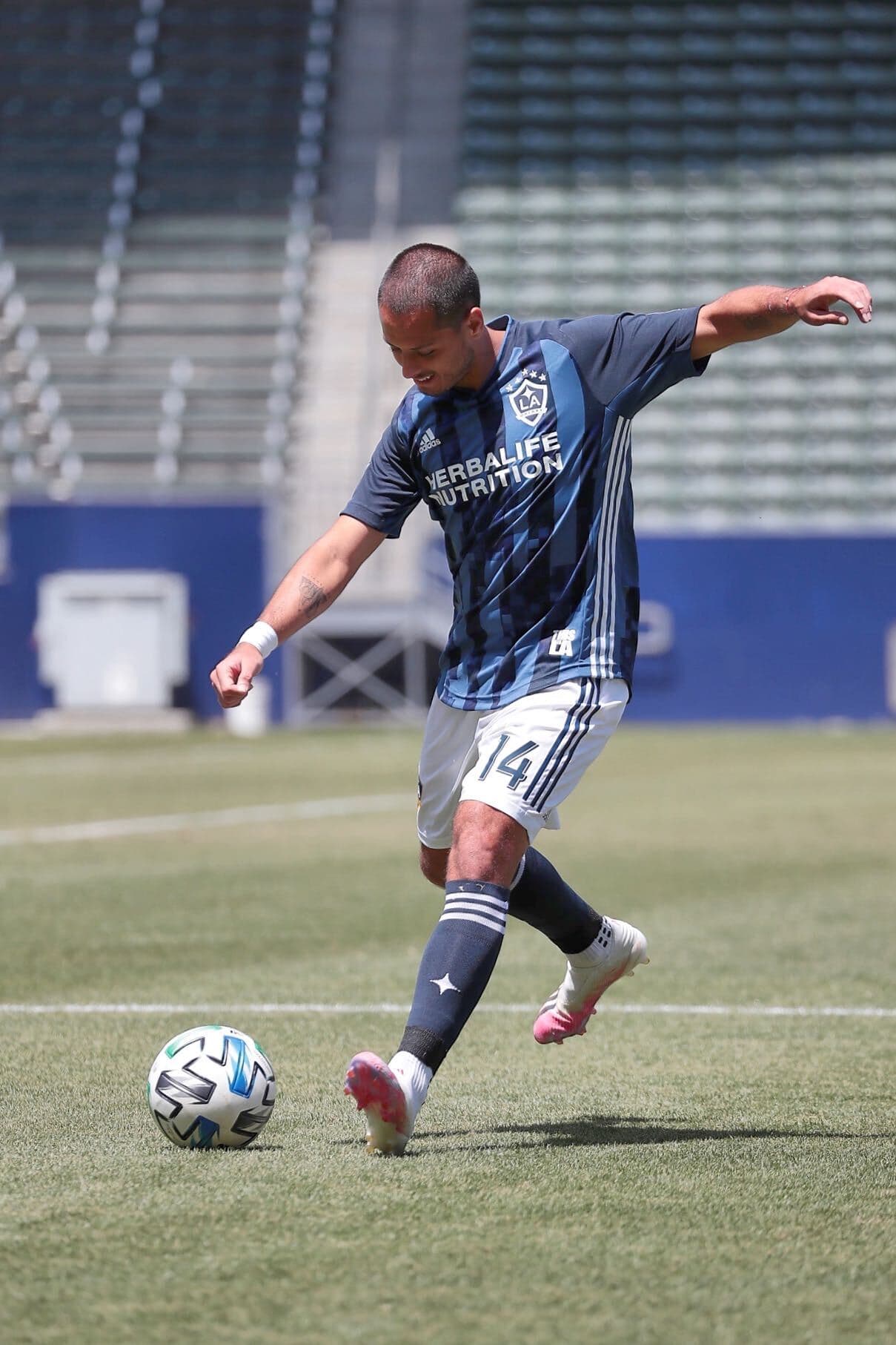 'Chicharito' Hernández estrena look con LA Galaxy