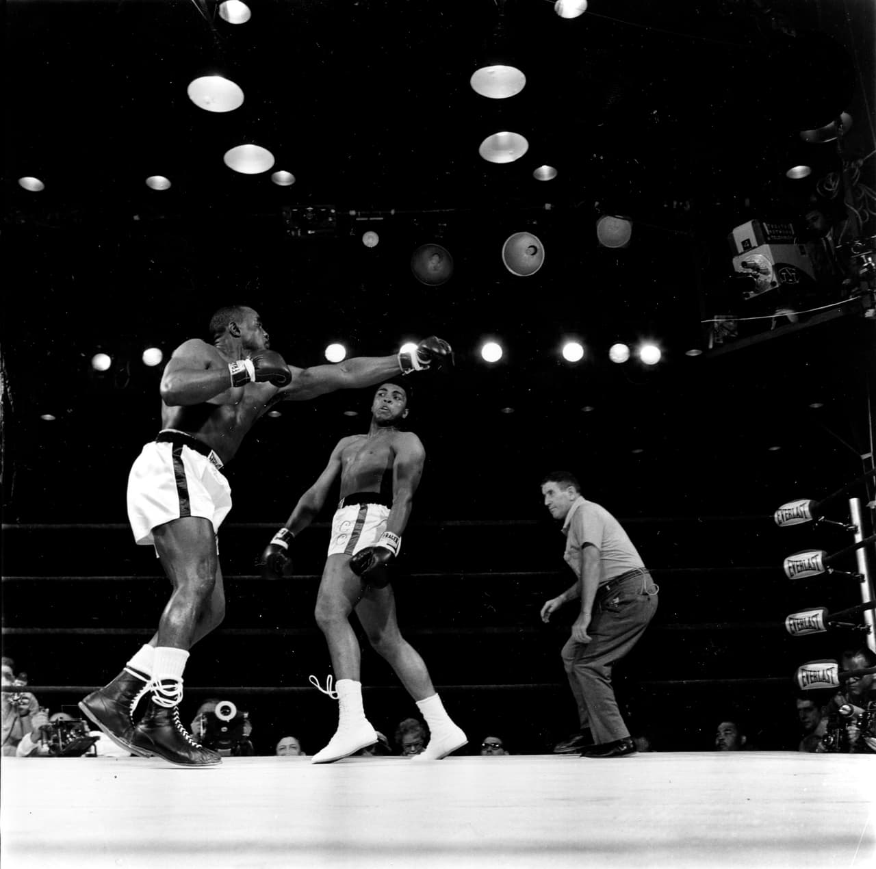 Sonny Liston, temido por la fuerza de sus impactos, nunca logró poner en peligro a Muhammad Alí, que hizo gala de su habilidad durante la pelea pactada a 15 rounds.