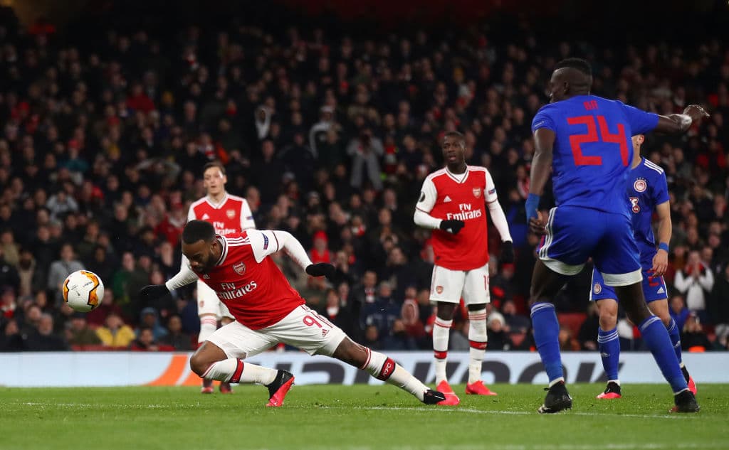 Alexander Lacazette decide usar la cabeza en vez del pie y se pierde la oportunidad más clara del partido para el Arsenal.