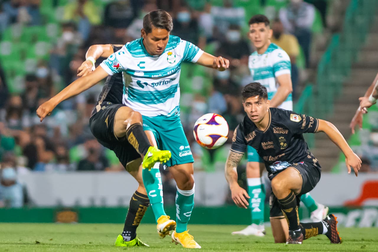 León comienza a desmotstrar el futbol que lo hizo campeón del futbol mexicano y vencen 1-2 a Santos. La Fiera escaló hasta la novena plaza y los Guerreros se mantienen en el tercer lugar.