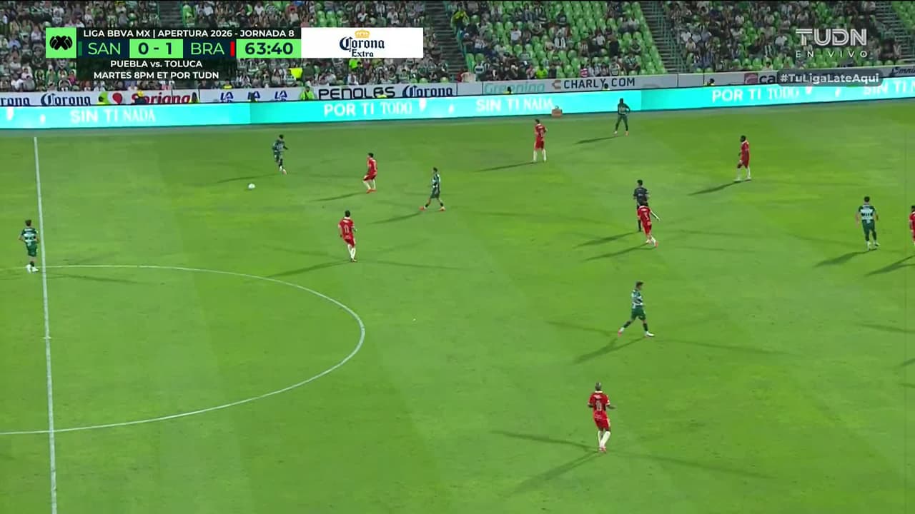 ¡GOL!  anota para Santos Laguna. Ezequiel Bullaude