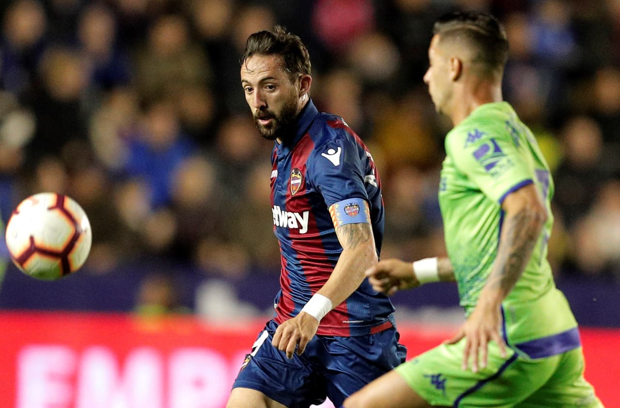 El delantero del Levante, José Luis Morales (izq), disputa el balón ante el jugador del Betis, Sergio León.