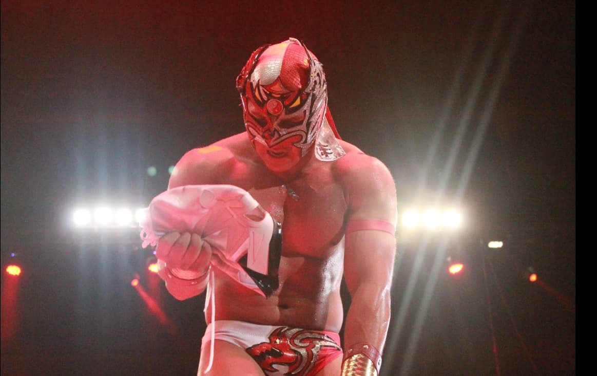 Dragon Lee le quitó la capucha a la Máscara en el 83 aniversario del CMLL