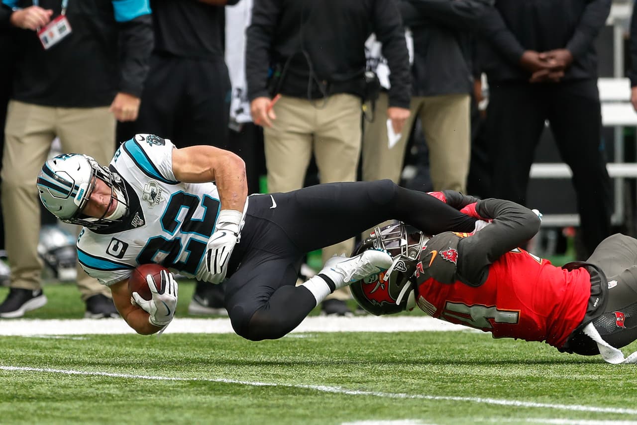 McCaffrey se estira ante la marca de un defensivo