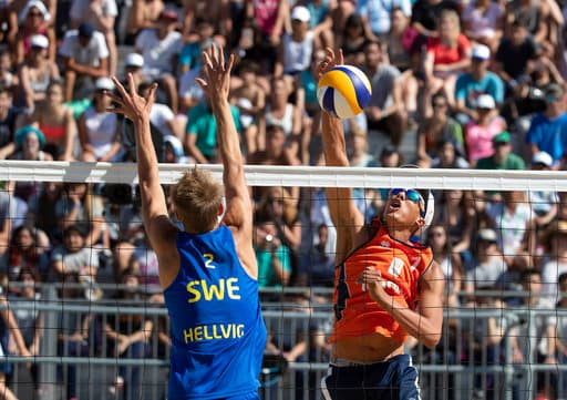 ¡Acción en la red!I En la imagen aparece Matthew Immers de Holanda tratando de rematar a quemarropa mientras Jonatan Hellvig de Suecia intenta hacer el bloqueo en el voleibol de playa.