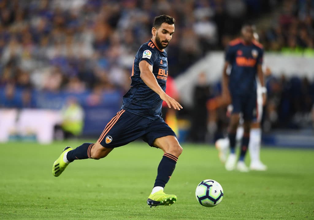 También en Betis buscan reforzarse con laterales y existe interés por Martín Montoya, jugador que busca salir de Valencia.