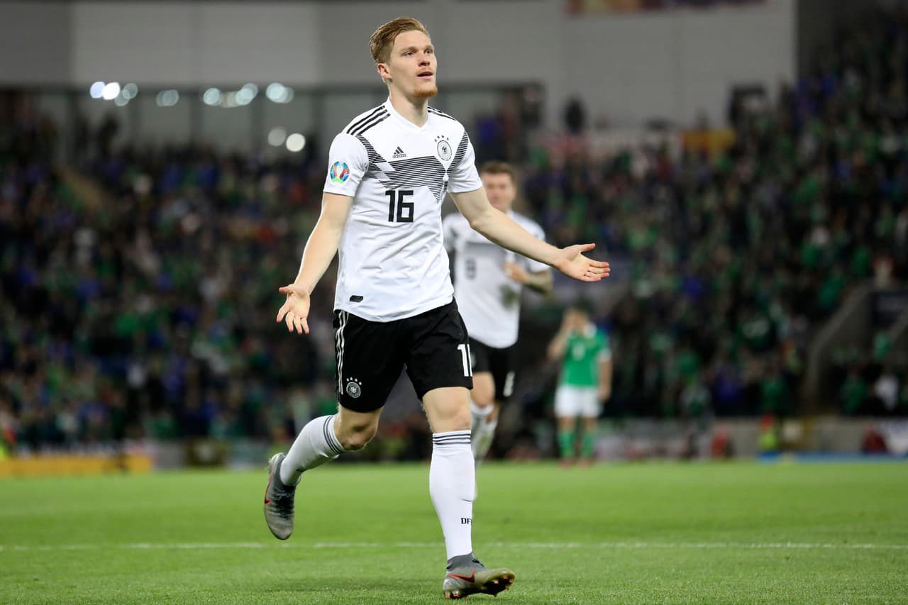 Marcel Halstenberg remata cruzado, de zurda, un centro que no cabecea Brandt y manda el balón al fondo de la red.