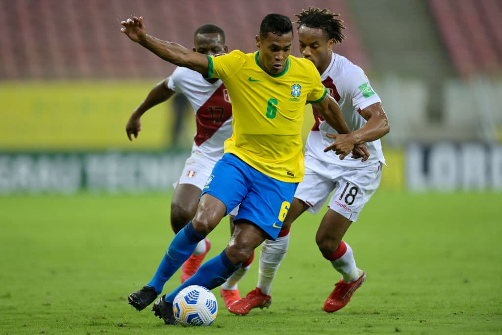 Brasil se mantiene en la cima de la eliminatoria de CONMEBOL luego de vencer a Perú 2-0 en casa.
