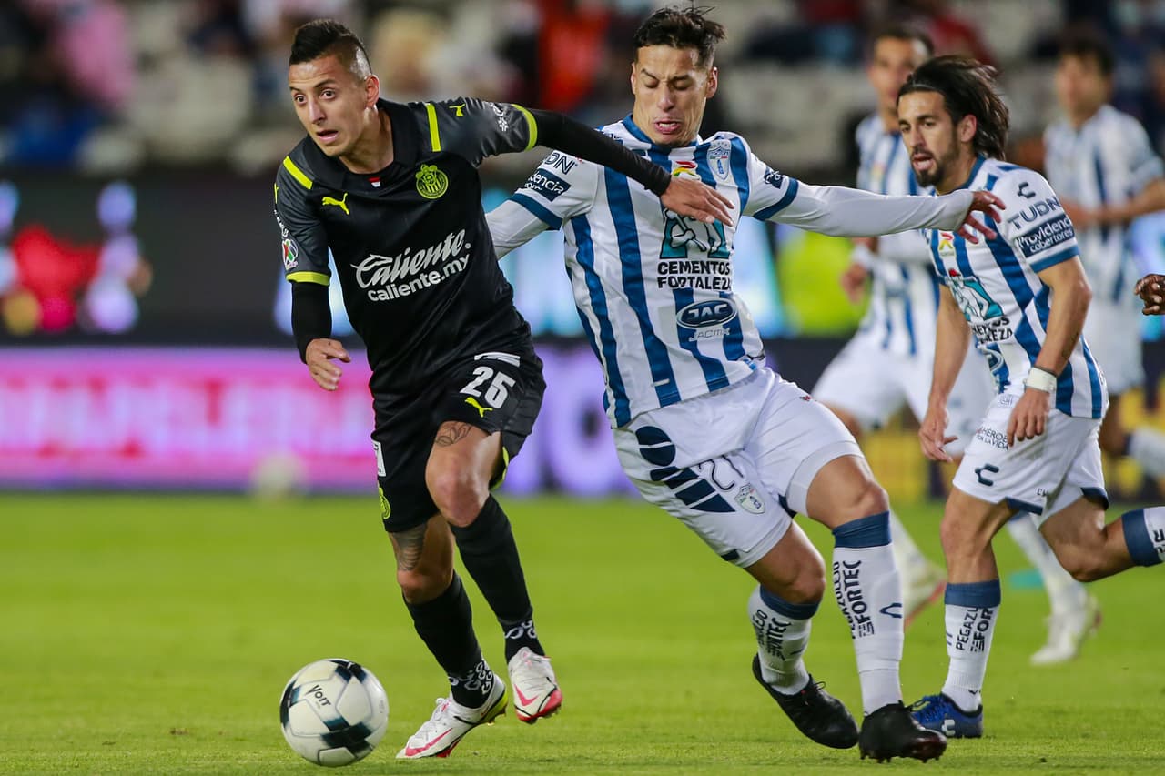 El Pachuca consiguió su segunda victoria del torneo tras vencer por 2-1 a las Chivas. Los Tuzos aprovecharon un grave error del 'Tiba' Sepúlveda y Raúl Gudiño para marcar el segundo tanto después de que Víctor Guzman hiciera el primero. Los rojiblancos reaccionaron con un gol de Ángel Zaldívar por la vía del penal, pero no fue suficiente.