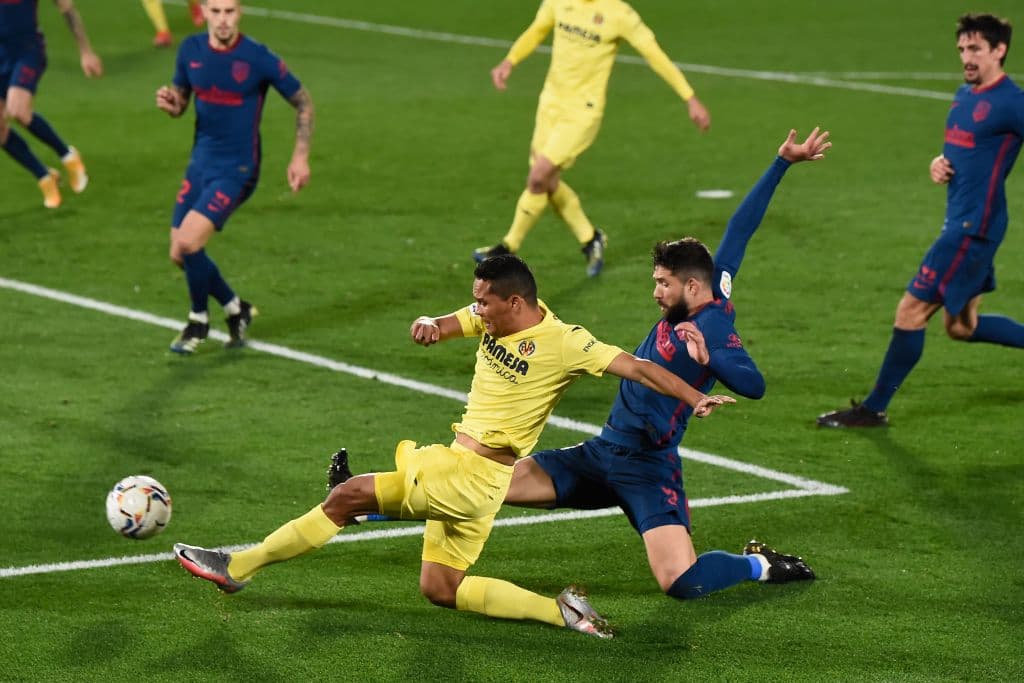 Atletico Madrid's Brazilian defender Felipe (R) challenges Villarreal's Colombian forward Carlos Bacca during the Spanish league football match between Villarreal CF and Club Atletico de Madrid at La Ceramica stadium in Vila-real on February 28, 2021. (Photo by JOSE JORDAN / AFP) (Photo by JOSE JORDAN/AFP via Getty Images)