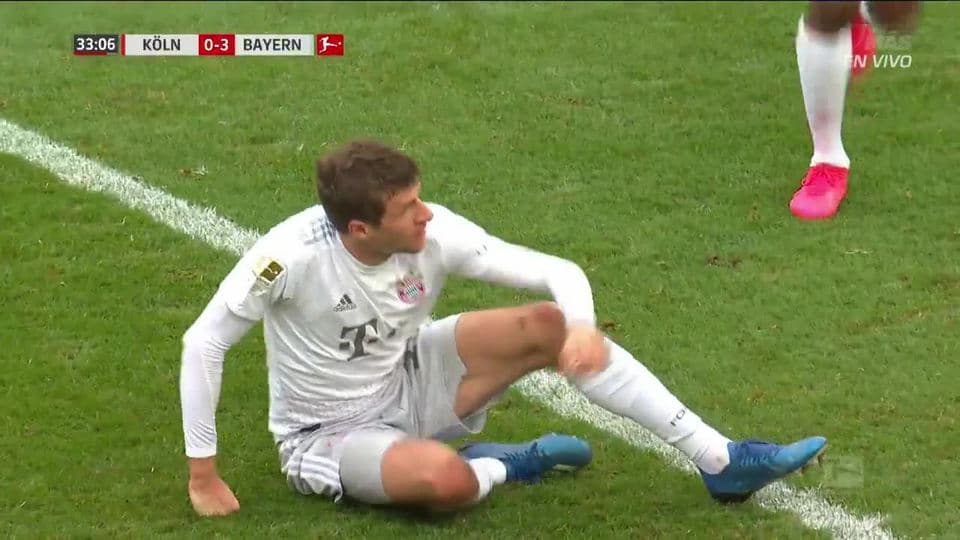 Tiro desviado de Thomas Müller
