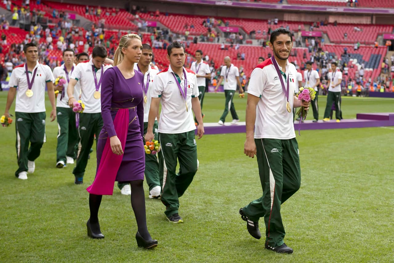 En 2012, durante los Juegos Olímpicos de Londres, rompió dos récords: portero mexicano con más minutos sin recibir gol y jugador con más partidos jugados en Juegos Olímpicos.