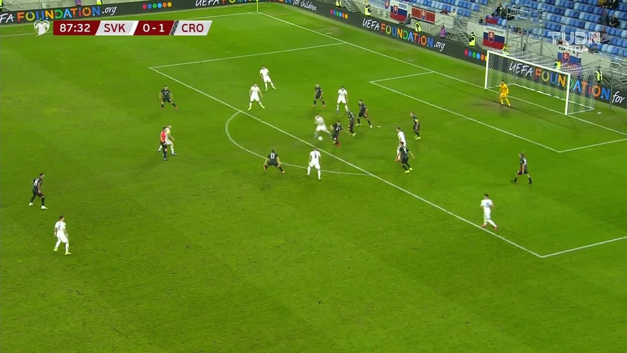 ¡TIRO ATAJADO! disparo por Róbert Bozeník.