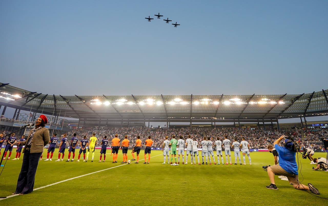 En Kansas City, el recordatorio de la tragedia vino de la mano de un desfile aéreo previo al encuentro.
<br>