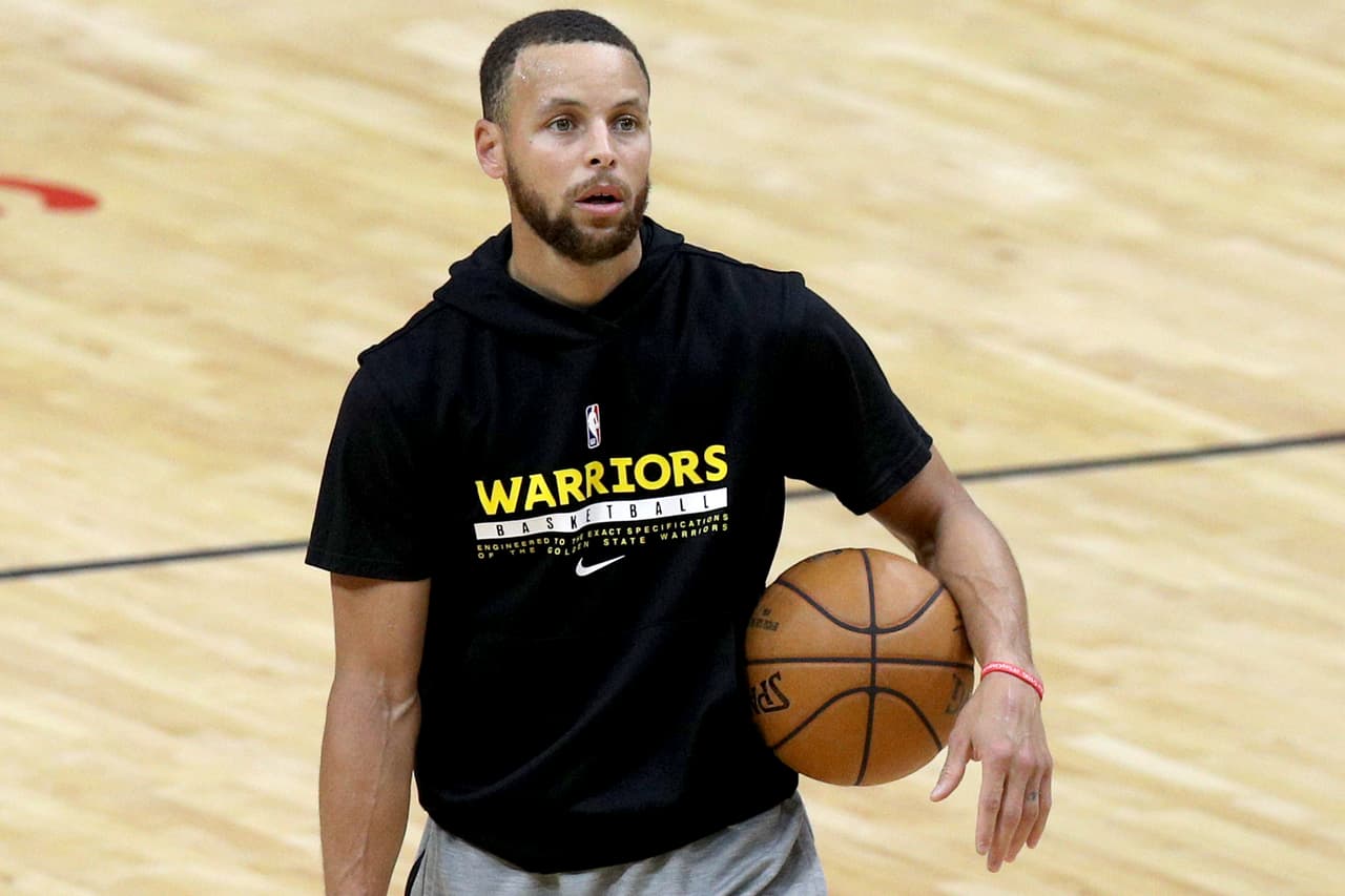 <b>Puesto 11. Stephen Curry (baloncesto)</b>
<br>
<br>Ganancias totales: 74.5 millones de dólares.
<br>
<br>Ganancias en el deporte: 34.5 millones de dólares.
<br>
<br>Ganancias en patrocinios: 40 millones de dólares.
<br>
<br>La veterana tenista Serena Williams ganó 1.5 millones en el juego y unos 40 millones fuera de la cancha. Es el segundo total más alto para una atleta femenina. Este es el segundo año consecutivo en que Williams y Osaka se ubican entre las atletas mejor pagadas del mundo. 
<br>