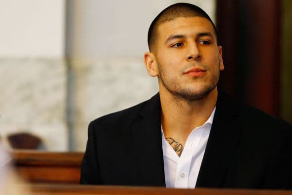 Aaron Hernández resultó ser un muchacho de armas tomar. El ala de los Patriots fue acusado en agosto por el homicidio de Odin Lloyd. Durante el juicio han salido otras acusaciones de uso indebido de armas y violencia.