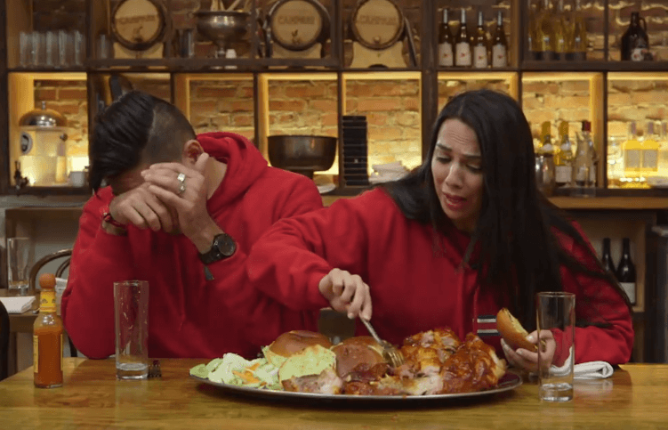 Las tres parejas participantes de la Carrera de la Copa Oro disfrutaron de un platillo típico de Cleveland, una cabeza de cerdo rostizada, en uno de sus retos para ganar el gran premio.