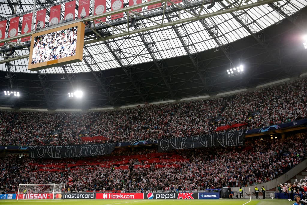 Colosal entrada en la Johan Cryuff Arena de Amsterdam en el partido entre el Ajax y el AEK de Atenas. Es una de las aficiones más fieles de Europa.