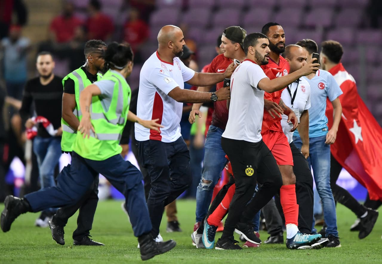 Varios hinchas entraron a la cancha, algunos para saludar a sus jugadores.