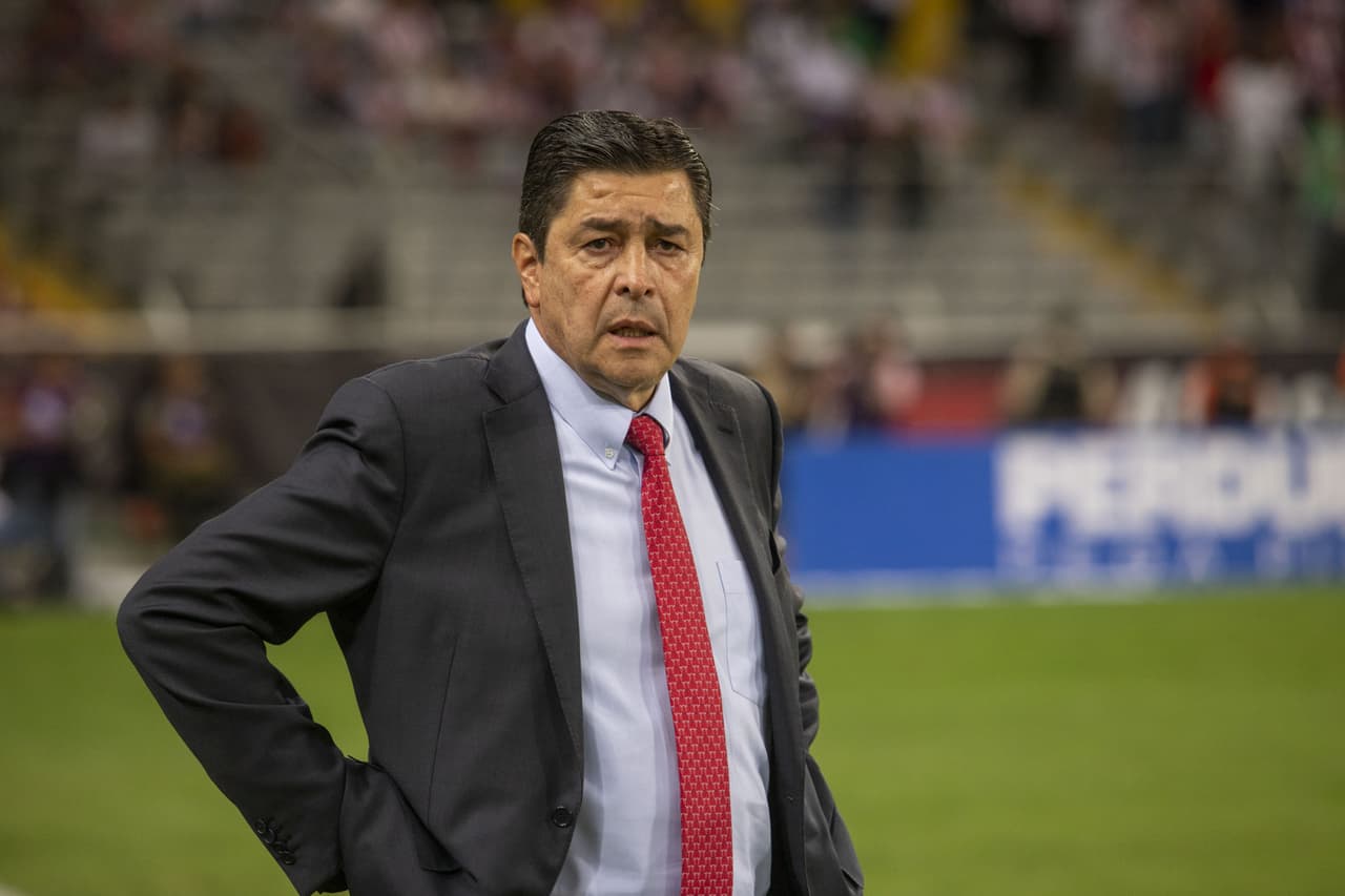 Chivas informa que Luis Fernando Tena dio positivo